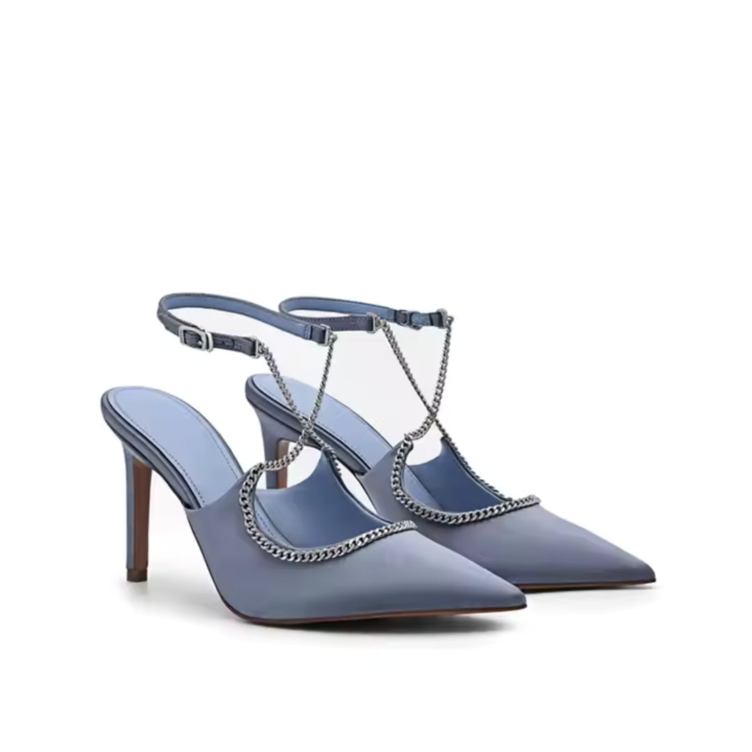 Escarpins femme satin bleu à talon aiguille et bride cheville avec chaîne décorative